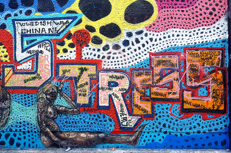 Buntes Graffiti „Stress“ auf einer Mauer