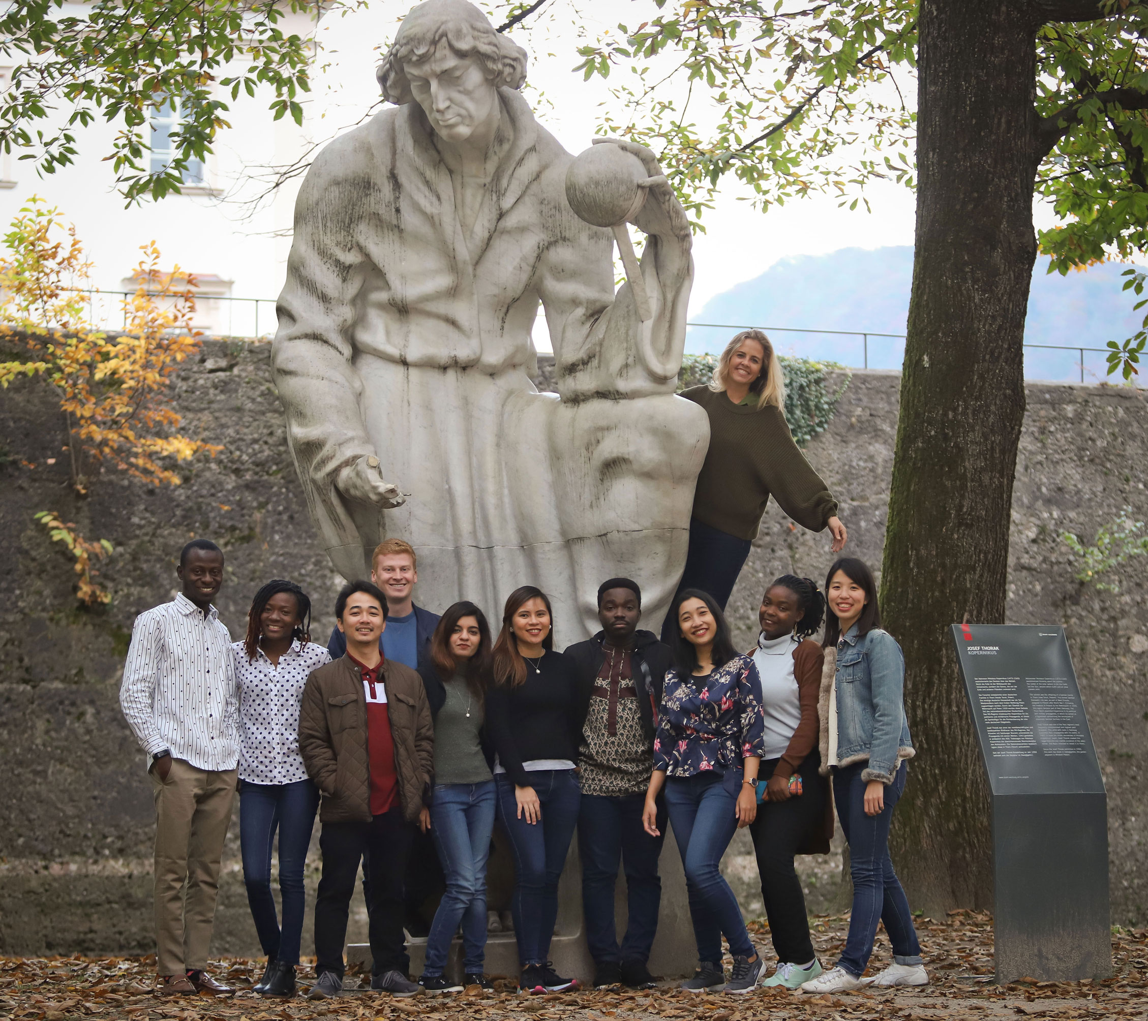 Gruppenbild von Erasmus Student*innen an einer Statue 