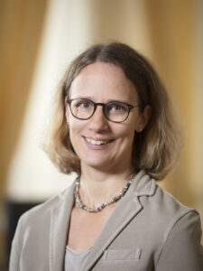 Hon.-Prof. Dr. Angela Julcher