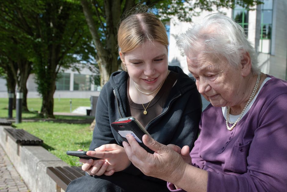 Freiwillig engagierte Studentin Emilie mit der Seniorin Edeltraud im Rahmen des Projektes „digitaler Besuchsdienst“.