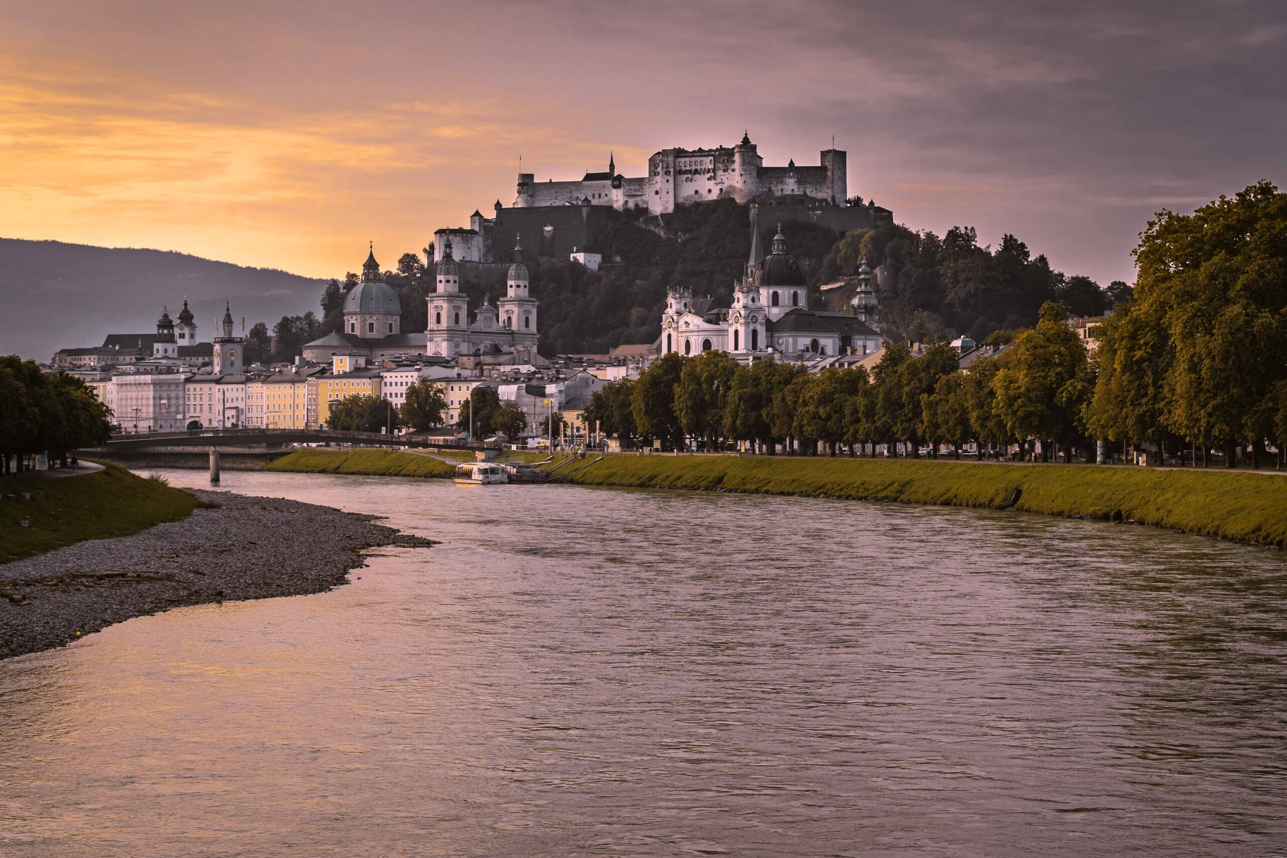 Abendlicher Blick über die Salzach auf die Festung in Salzburg