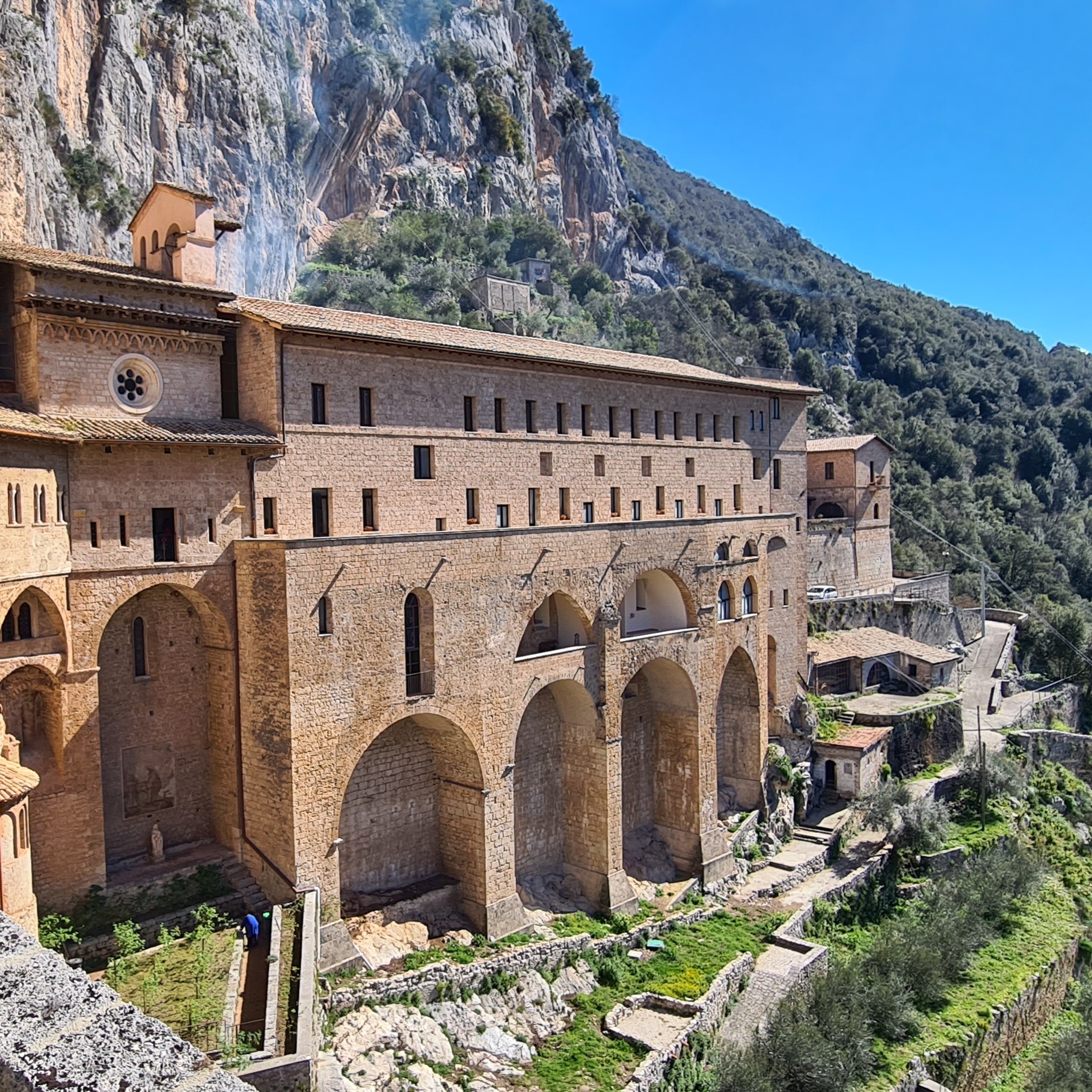 Kloster San Benedetto (Subiaco) über der Höhle in der in der nach der Überlieferung Benedikt von Nursia um das Jahr 500 drei Jahre als Einsiedler verbracht hat