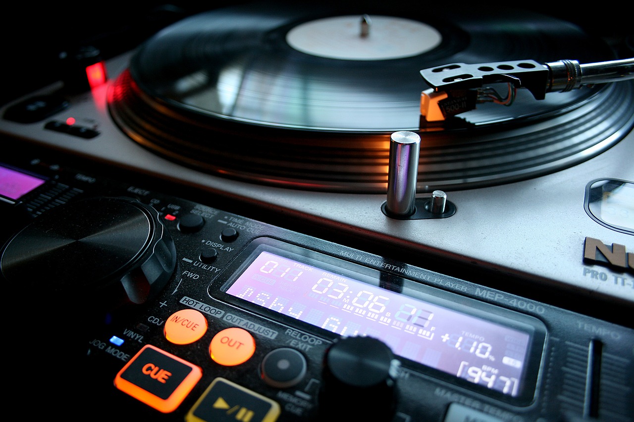 DJ-Anlage mit Vinyl-Platte