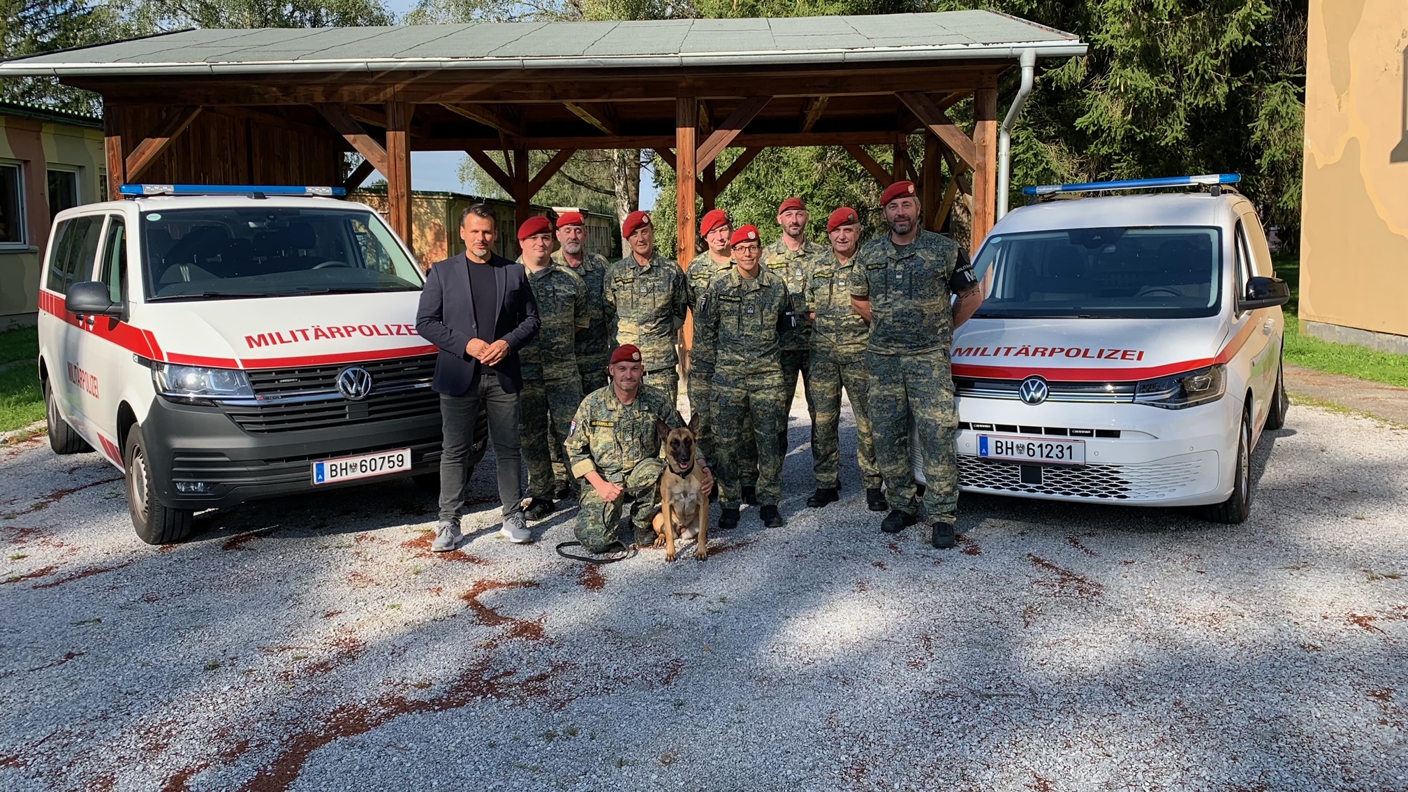 Dr. Robert KRAMMER (ÖIM), Oberleutnant Ingolf HAINBERGER, BA BA (1. und 2. von links) mit teilnehmenden Militärpolizist*innen sowie Vizeleutnant Franz METZGER (ganz rechts)