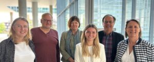 Gruppenbild der Herausgeber:innen. Von links nach rechts: Ulrike Loch, Eberhard Raithelhuber, Birgit Bütow, Stephan Sting, Christina Lienhart. Es fehlt Hannelore Reicher.