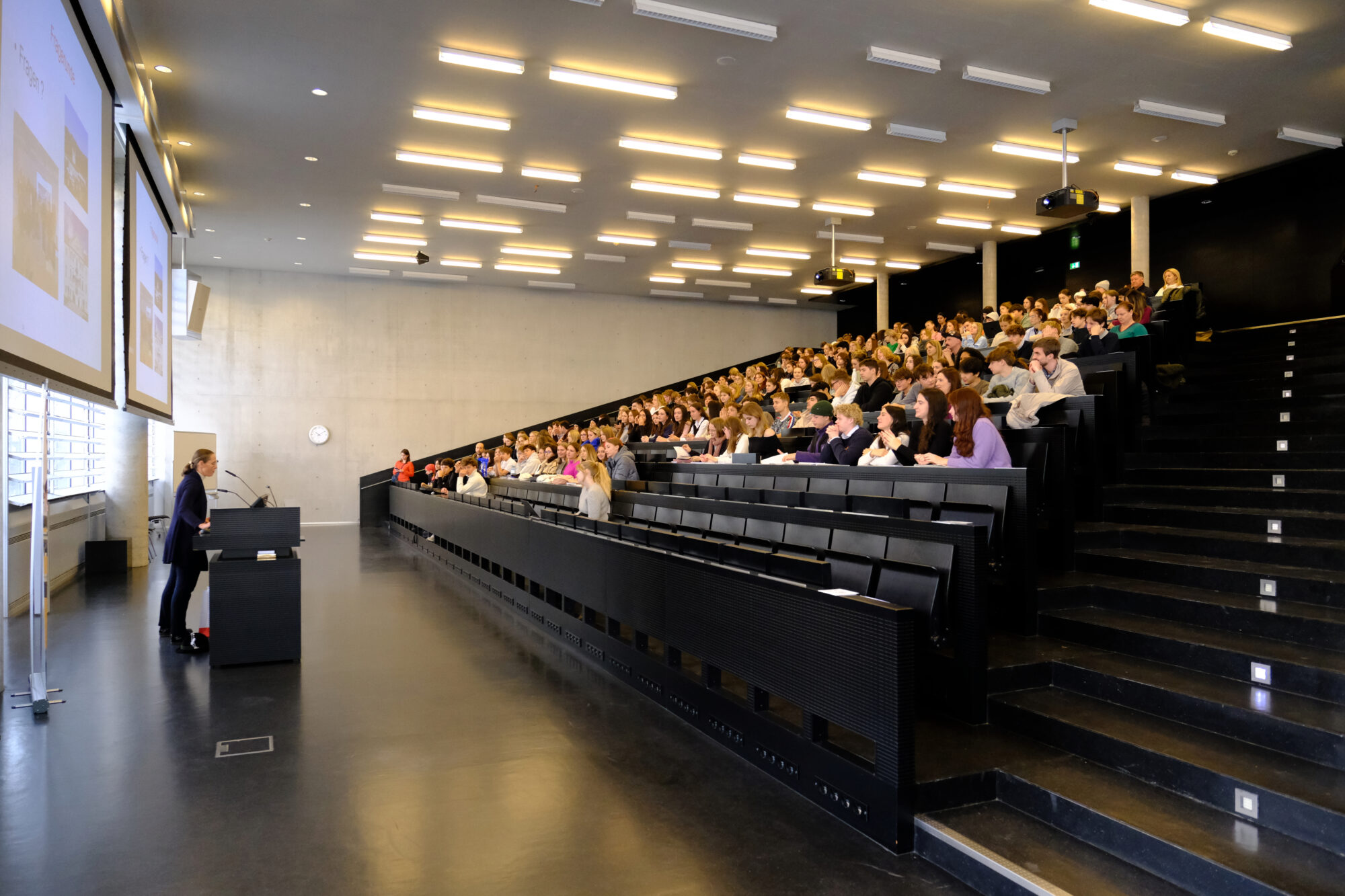 voller Hörsaal bei der SchülerUNI