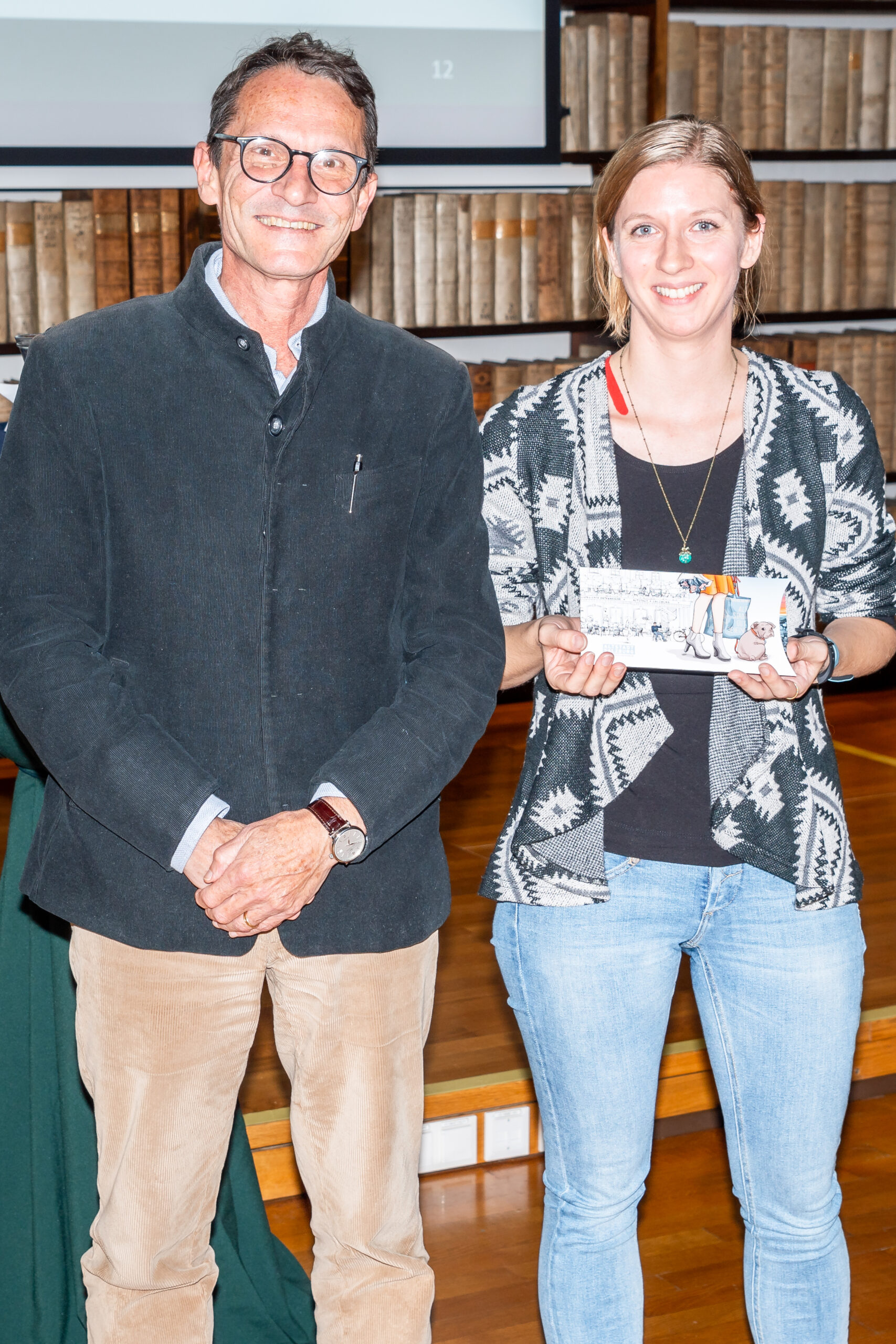 Publikumspreisgewinnerin Ruth Isser mit Rektor Bernhard Fügenschuh