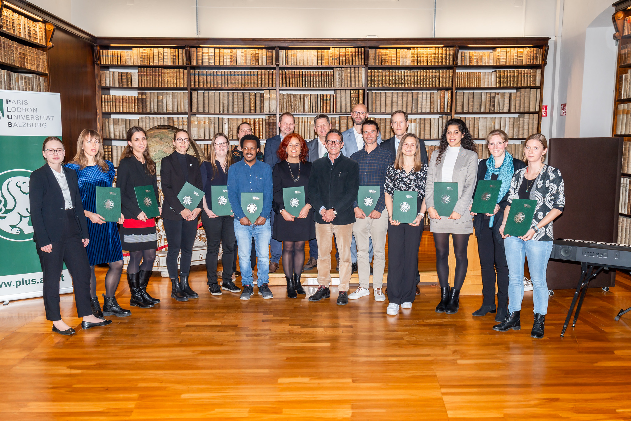 Gruppenfoto Night of Excellence 2024 in der Bibliotheksaula